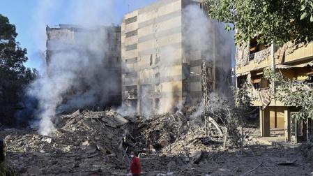 Un hombre camina entre las ruinas de una zona de edificios bombardeada al sur de Beirut