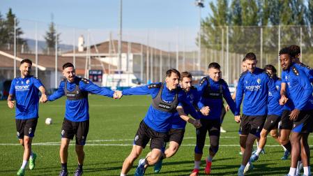 Los jugadores de Osasuna calientan sobre el césped de Tajonar en el último entrenamiento celebrado este viernes