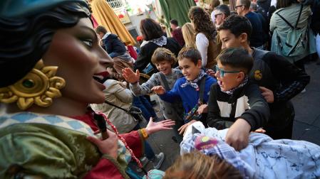 Fotos del chupinazo de fiestas de Villava, lanzado por personal del Servicio de Obras, Jardines y Limpieza del Ayuntamiento de la localidad.