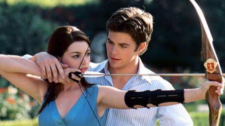 Los actores Anne Hathaway y Chris Pine, en la película 'Princesa por sorpresa 2'