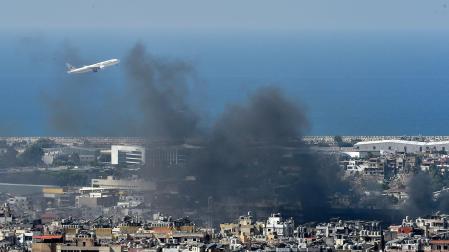 Un avión vuela sobre el suburbio de Dahieh, al sur de Beirut, este viernes