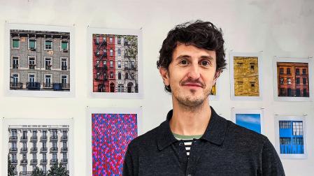 El fotógrafo español Miguel Ángel Fonta indaga en la Historia y las historias de los edificios a través de la lente de su cámara, captando en imágenes las fachadas de las ciudades que recorre y que ahora exhibe en una exposición en Londres