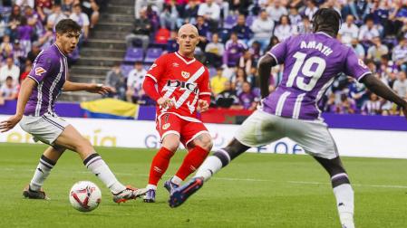 Isi Palazón filtra un pase entre dos jugadores del Valladolid