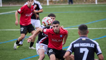 El delantero del Subiza Juan Asirón, autor del primer gol del equipo, protege el balón ante la presión visitante