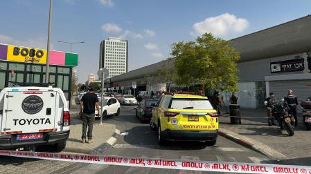 Miembros de las fuerzas de seguridad israelíes, en el lugar del atentado