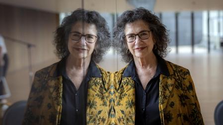 Susan Neiman posa junto a una cristalera en Baluarte, sede principal de los Encuentros de Pamplona