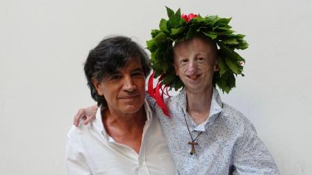 Sammy Basso, distinguido con una corona de laurel, junto a Carlos López Otín en una fotografía de hace unos años.
