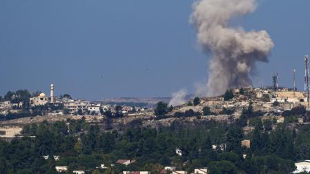 Columna de humo tras un bombardeo del Ejército de Israel contra el sur de Líbano