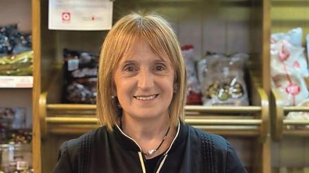 Mª Asun Esparza Baztan, tras el mostrador de su tienda centenaria