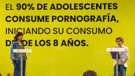 La ministra de Igualdad, Ana Redondo (i), y la secretaria de Estado de Igualdad, Aina Calvo (d), presentan la campaña de educación sexual positiva '#Vamosahablardepornografía' para afrontar la pornografía en adolescentes
