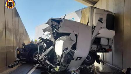 El camión accidentado en el túnel de un puente en la incorporación a la A-7 desde la CV-32