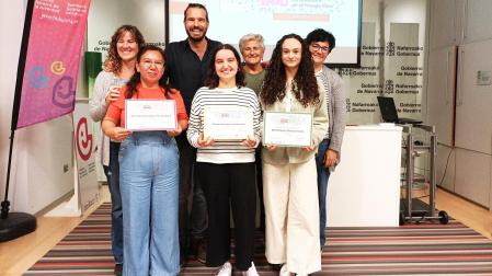 Fotografía de las premiadas: Nicol Aracely Cubas, Ainara Hernández y Marta Equiza