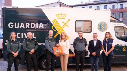 La comandante de la Guardia Civil Elena Hernández-Goñi; el cabo primero de Guardia Civil Manuel Gutiérrez; el coronel de la Guardia Civil de Navarra José Miguel Barbero Hernández; la vocal de Oficina de Farmacia del COFNA Begoña Ugarte; el brigada Francisco Javier del Olmo Martínez; el presidente del COFNA, Alberto Mantilla y la directora de formación de IMD Medical, Amaia Elizalde.