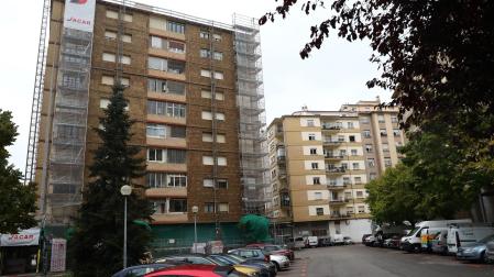 *A: JOSE CARLOS CORDOVILLA
*F: 20-09-2024
*P: 
*L: PAMPLONA 
*T: EDIFICIO EN LA AVENIDA SANCHO EL FUERTE CON AVENIDA BAYONA . EDIFICIOS EN REHABILITACION DE FACHADAS