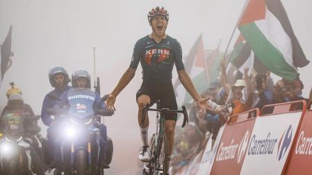 Pablo Castrillo celebra la victoria en la 15ª etapa de La Vuelta a España 2024, en el Cuitu Negru