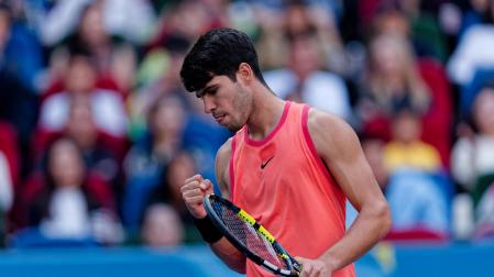 Alcaraz celebra un tanto en su partido ante Monfils