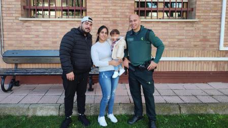 Los padres y el bebé, junto a uno de los agentes, en Corella