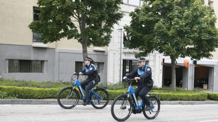Dos agentes del Equipo de Sostenibilidad de Policía Municipal