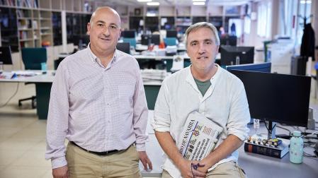 Pedro Gómez e Iván Benítez, fotografiados en la redacción de Diario de Navarra