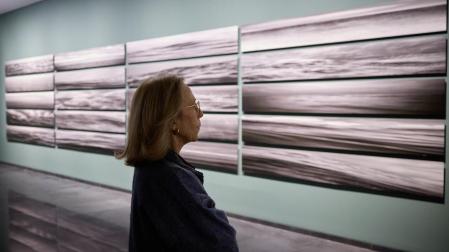 La viuda de Lefenfeld, María Jesús Navas, contempla la serie marina de su marido expuesta en el Museo Universidad de Navarra