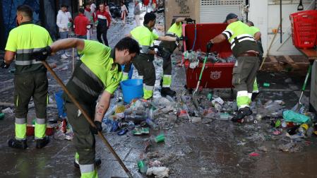 Operarios de limpieza recogen basura durante los pasados Sanfermines