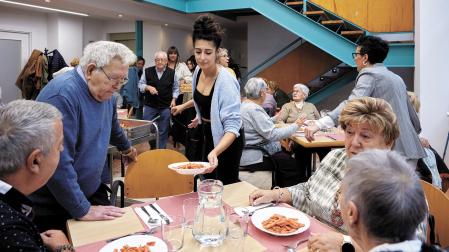 Parte de las personas usuarias del servicio de comedor que acudieron al centro diurno Ostoki de Ansoáin