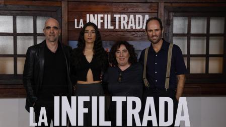 La directora Arantxa Echevarría posa junto a los actores Luis Tosar, Carolina Yuste y Diego Anido durante la presentación de la película 'La infiltrada' en Madrid