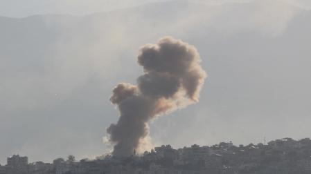 Columna de humo tras un bombardeo del Ejército de Israel contra Jiam, en el sur de Líbano