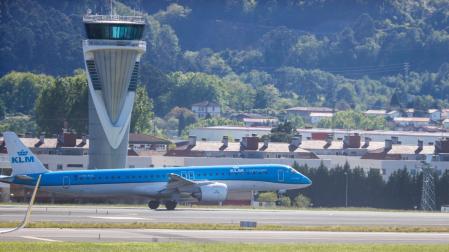Imagen de archivo donde un avión despega de la pista del aeropuerto de Bilbao