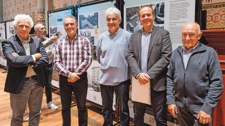 Desde la izquierda, Melchor Lizarraga Gascue (La Villavesa), José Luis Zudaire Sotés (La Montañesa), Miguel Ángel Górriz Goldáraz (Cotup), el historiador David Alegría Suescun y el taxista Pedro Urroz Barberena