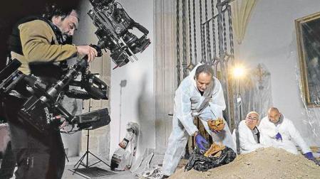 José Antonio Lorente recoge los huesos de la catedral de Sevilla, durante el rodaje del documental