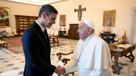 El presidente del Gobierno, Pedro Sánchez (i), es recibido en audiencia por el Papa Francisco (d), en la Biblioteca Apostólica del Vaticano