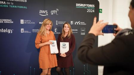 Nerea Larrea y Elvira Villafranca, integrantes de TracasaWomenTIC, durante la entrega de premios