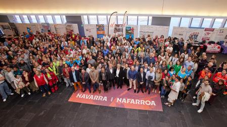 Foto de familia de participantes y organizadores en la fiesta del voluntariado celebrada ayer en Baluarte