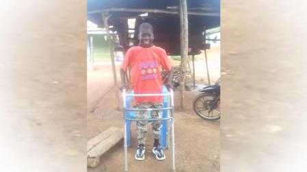 Charles Arase, sonriente tras volver a caminar