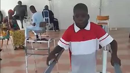 El niño Charles Asare, durante el proceso de rehabilitación