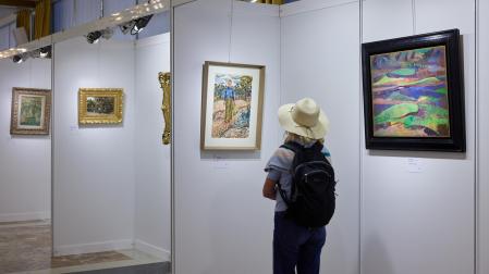 Una visitante contempla una de las obras expuestas en Lorenart