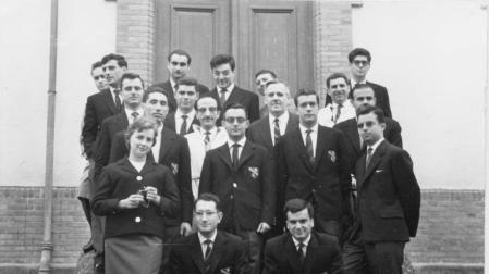 Foto de archiva de la primera promoción de médicos, con solo una chica, de la Universidad de Navarra, en la 'Escuela Vieja' del Hospital de Navarra.