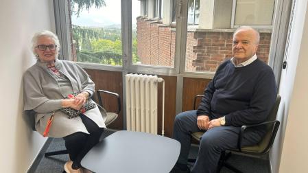 Inés Dorronsoro y su marido, Ramón Díaz, en una sala de reuniones de la Facultad de Medicina de la Universidad de Navarra, la semana pasada.