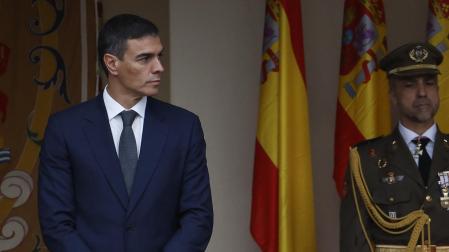 El presidente del Gobierno, Pedro Sánchez, durante el desfile del Día de la Fiesta Nacional por el Paseo del Prado de Madrid