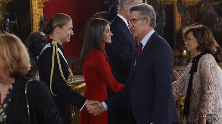 Los reyes de España, Felipe VI y Letizia, y la princesa de Asturias, Leonor de Borbón, saludan al líder popular, Alberto Núñez Feijóo (2d), y a la presidenta del Consejo de Estado, Carmen Calvo (d), mientras presiden la recepción con motivo del día de la Fiesta Nacional de España