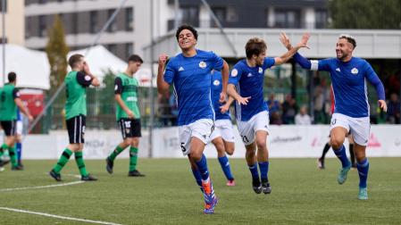 Los jugarores del Txantrea celebran el gol frente al Beti Onak