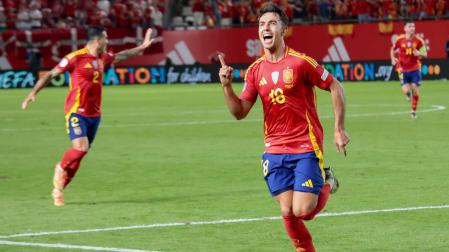El centrocampista de la selección española Martín Zubimendi celebra el gol conseguido ante Dinamarca
