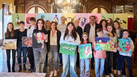 Foto de familia de los ganadores del Concurso de Pintura de la Semana de Producto Local