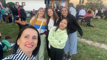 Goretti Barriola (primera por la derecha, fila posterior), con otras estudiantes, durante sus prácticas en Rumanía