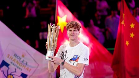 Jannik Sinner posa con su trofeo en Shanghai tras vencer a Novak Djokovic