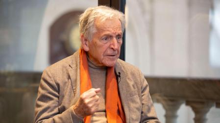 El cineasta Costa-Gavras en una entrevista en un hotel de Lyon, en el marco del Festival de cine Lumière, que le ha concedido su máximo galardón en homenaje a toda su carrera