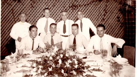 Banquete en el Casino Español. Hermanos Gárriz (de pie, en los extremos) con los pelotaris profesionales Salsamendi y Hernandorena (sentados) junto a otras personalidades (Foto: familia Gárriz)