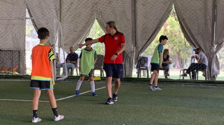 El entrenador español Paco Araújo durante un entrenamiento de fútbol con niños en Hazmieh, a las afueras de Beirut, el 13 de octubre de 2024. En un campo de fútbol a apenas cuatro kilómetros de los suburbios beirutíes más castigados por las bombas de Israel, el barcelonés Paco Araujo entrena a un grupo de niños con su pasión habitual, mostrando una resiliencia que dice haber aprendido de los libaneses durante sus 13 años en el país.