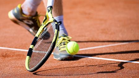 Imagen de una persona jugando a tenis
